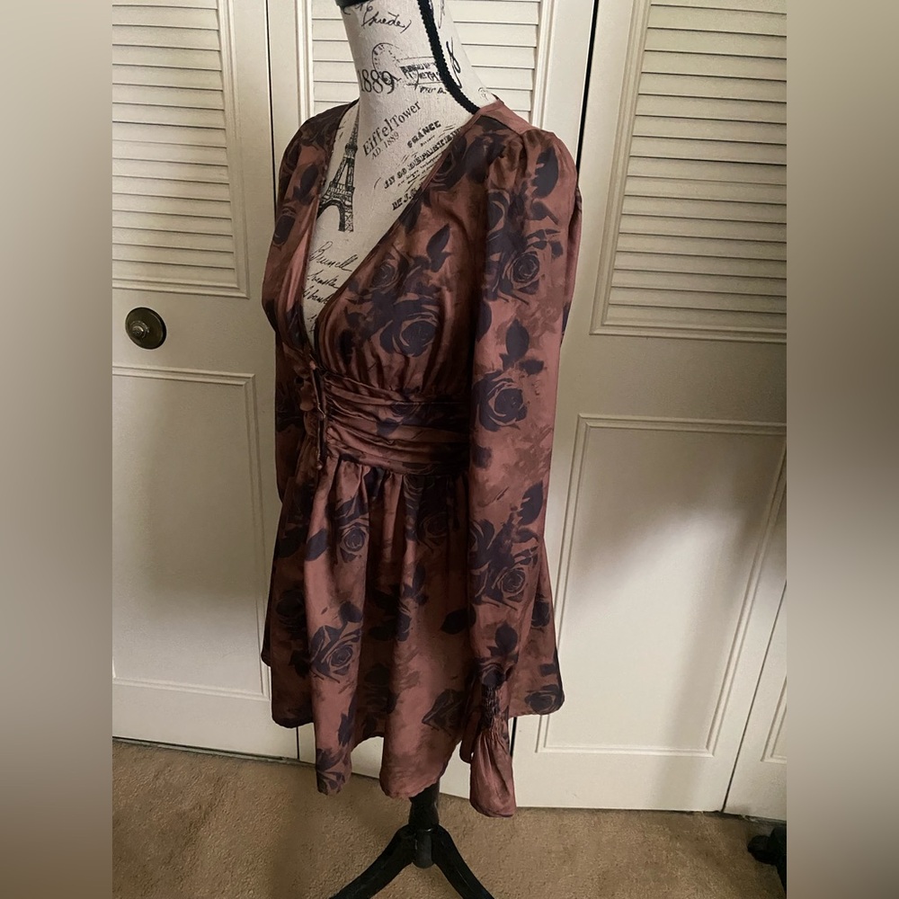 Pretty Little Thing brown cinched waist floral digital rose dress button down - Picture 8 of 17